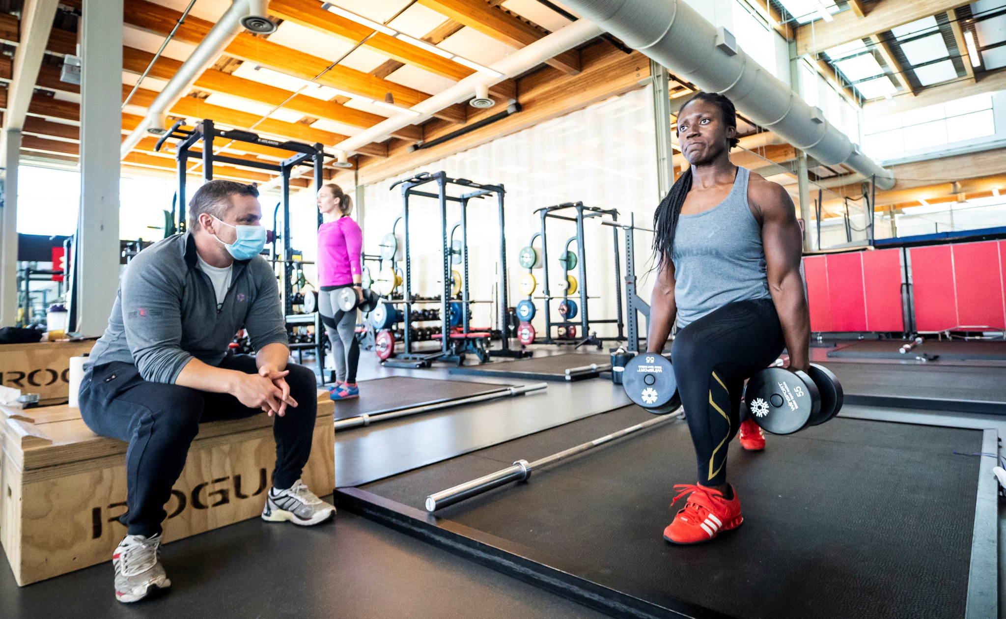 Cynthia Appiah s'entraîne avec des poids libres au gym.