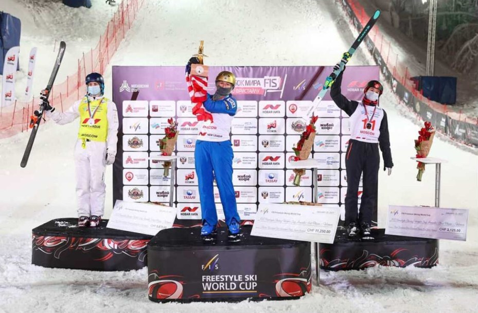 Marion Thénault pose sur la troisième marche du podium en l'honneur de sa première médaille en coupe du monde