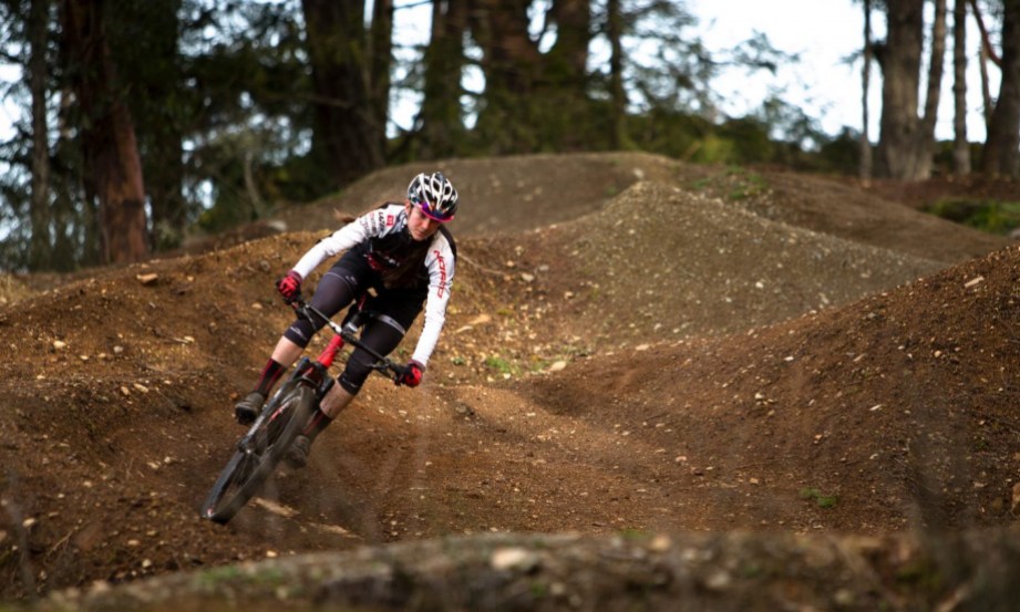 Haley Smith trains at Bear Mountain in Victoria B.C. Canada. Haley Smith s'entraîne à Bear Mountain à Victoria, en Colombie-Britannique.