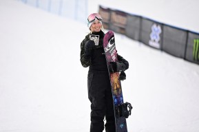 Laurie Blouin affiche sa médaille de bronze de l'épreuve du slopestyle aux X Games d'Aspen 2021