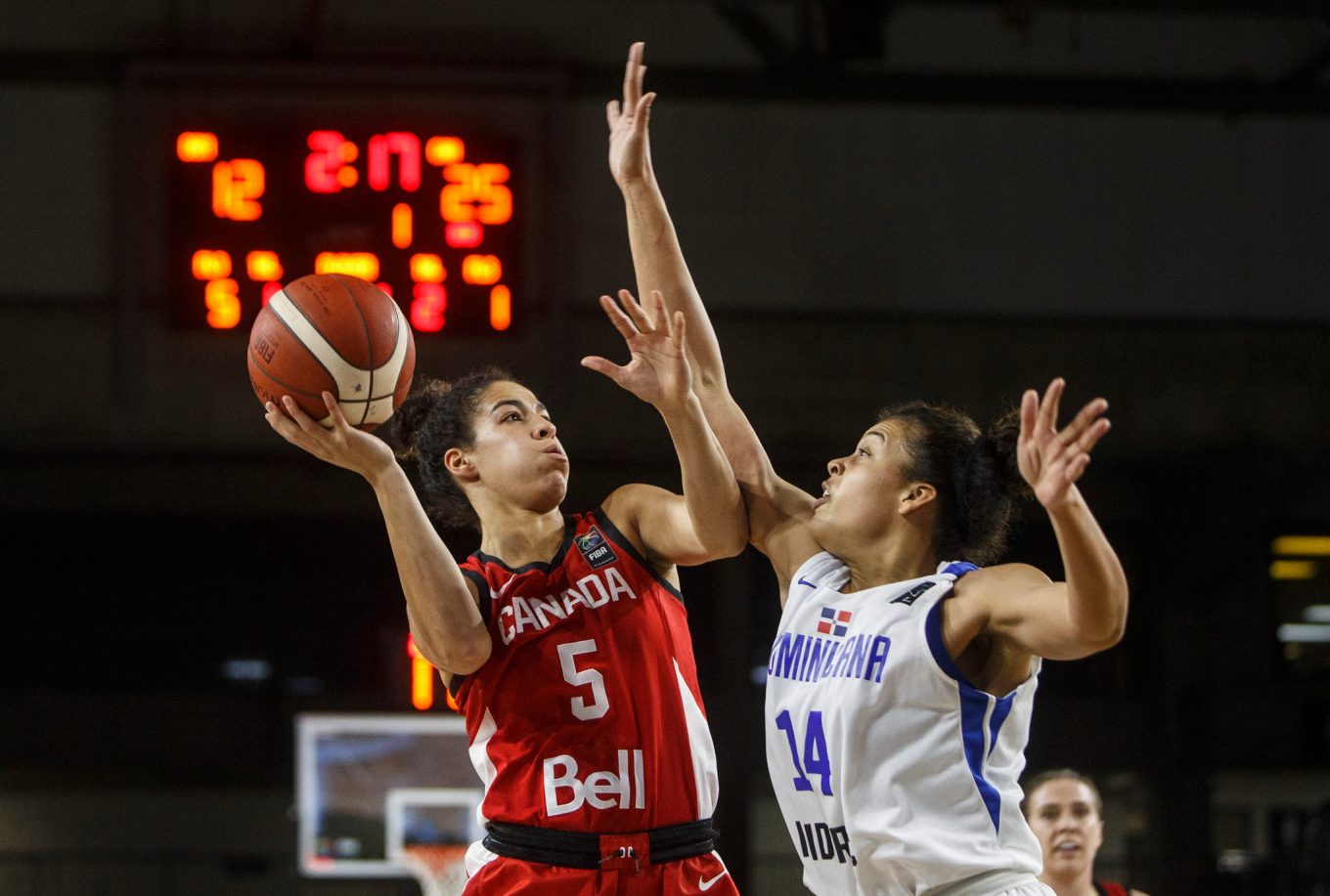 Kia Nurse en pleine action dans un match de basketball
