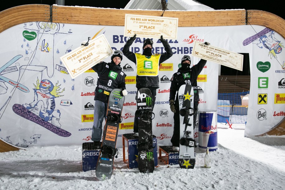 Max Parot pose au sommet du podium de la Coupe du monde de snowboard Big Air FIS à Kreischberg, en Autriche.