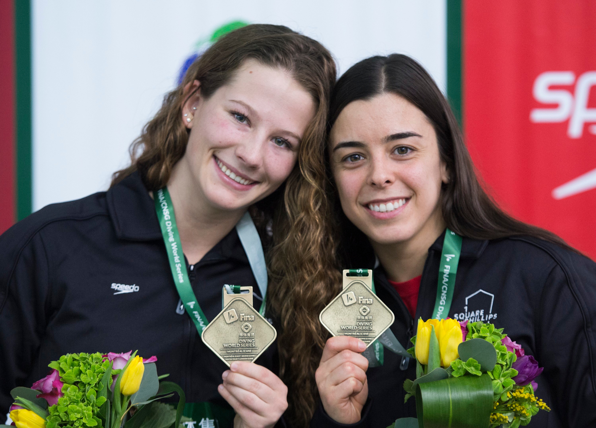 Meaghan Benfeito et Caeli McKay du Canada présentent leur médaille d'or après leur victoire en plongeon synchronisé