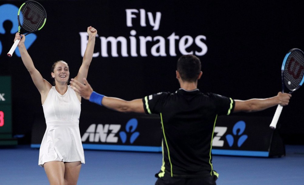 Gabriela Dabrowski et son coéquipier Mate Pavic célèbrent leur victoire des Internationaux d'Australie