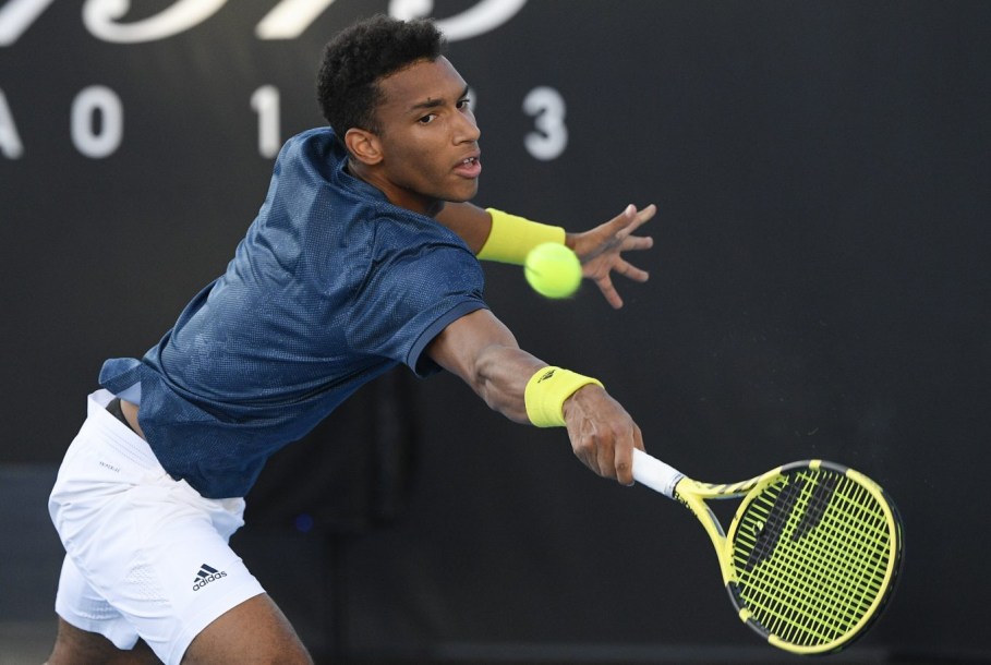 Félix Auger-Aliassime frappe la balle de tennis en jouant contre le Japonais Yuicha Sugita à Melbourne, en Australie.