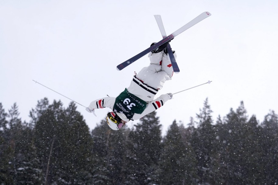 Mikaël Kingsbury en plein vol lors de l'épreuve de qualification des bosses à la Coupe du monde FIS