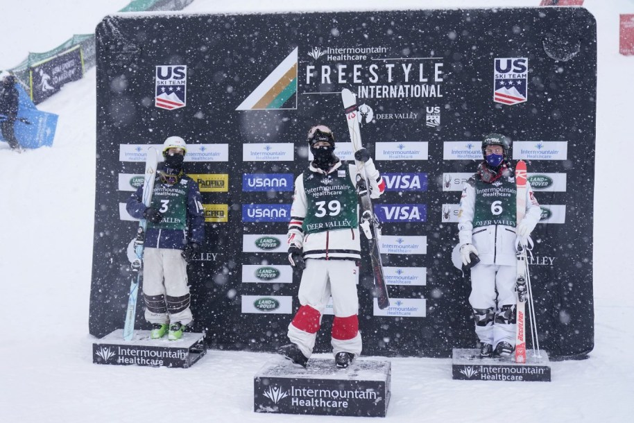 Mikaël Kingsbury célèbre sa victoire au sommet du podium de la Coupe du monde de Deer Valley.