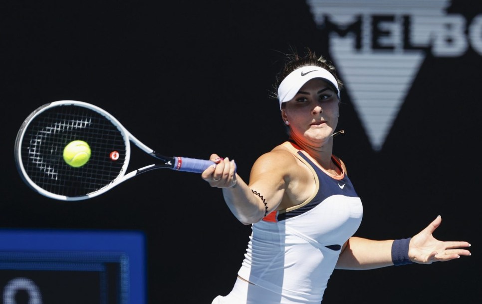 Bianca Andreescu frappe la balle contre Hsieh Su-Wei de la Taïwan au deuxième tour des Internationaux d'Australie à Melbourne le 10 février 2021.