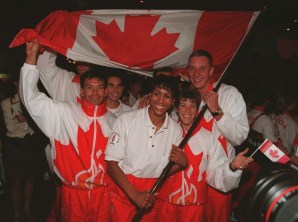 Charmaine Crooks, porte-drapeau de l'Équipe olympique canadienne, célèbre avec ses coéquipiers aux Jeux d'Atlanta 1996.