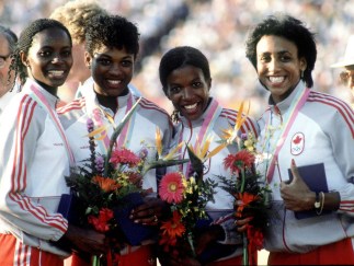 De gauche à droite, Marita Payne, Jillian Richardson, Molly Killingbeck et Charmaine Crooks célèbrent leur médaille d'argent au relais 4x400 m des Jeux de Los Angeles 1984. (CP PHOTO/ COC/Crombie McNeil)