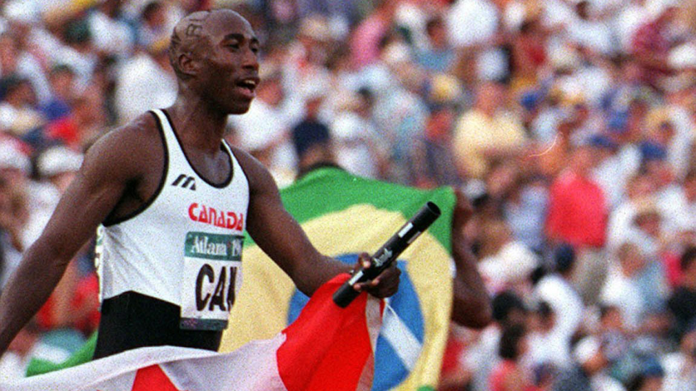 Un coureur avec son drapeau et un témoin à la main