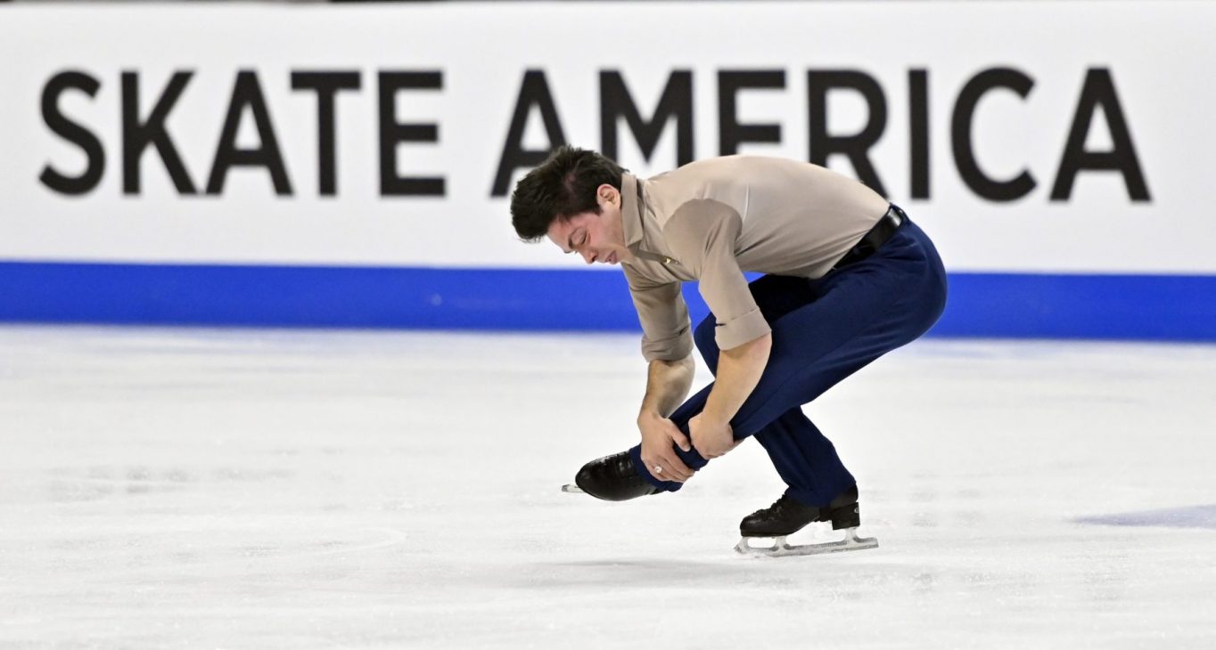 Un patineur effectue une pirouette sur la glace