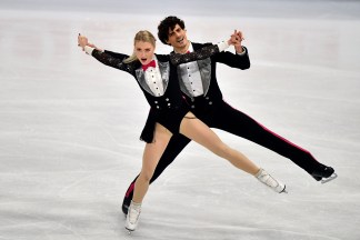 Piper Gilles et Paul Poirier du Canada durant le programme de danse rythmée aux Championnats du monde de patinage artistique de Stockholm, en Suède, Venndredi, 26 mars 2021. (AP Photo/Martin Meissner)