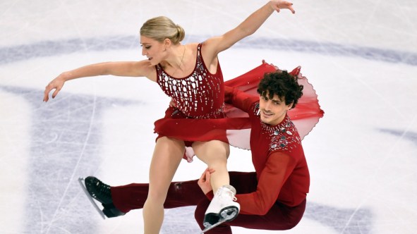 Piper Gilles,Paul Poirier deux patineurs effectuent une pirouette en couple
