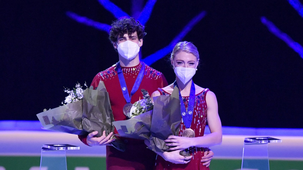 Piper Gilles et Paul Poirier sur le podium des Championnats du monde.