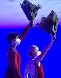 ExgyGezWQAIkhyE Piper Gilles and Paul Poirier du Canada lors de la cérémonie de médaille aux Championnats du monde de patinage artistique de Stockholm, en Suède, Samedi 27 mars 2021. (AP Photo/Martin Meissner)