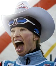 Une athlète sourit avec son chapeau de cowboy