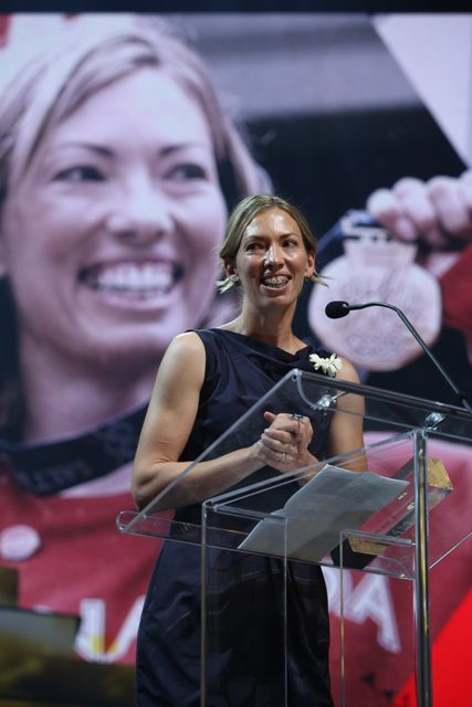 Une athlète donne une allocution lors d'une cérémonie