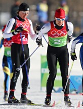 Deux skieuses en action dans une course de ski de fond