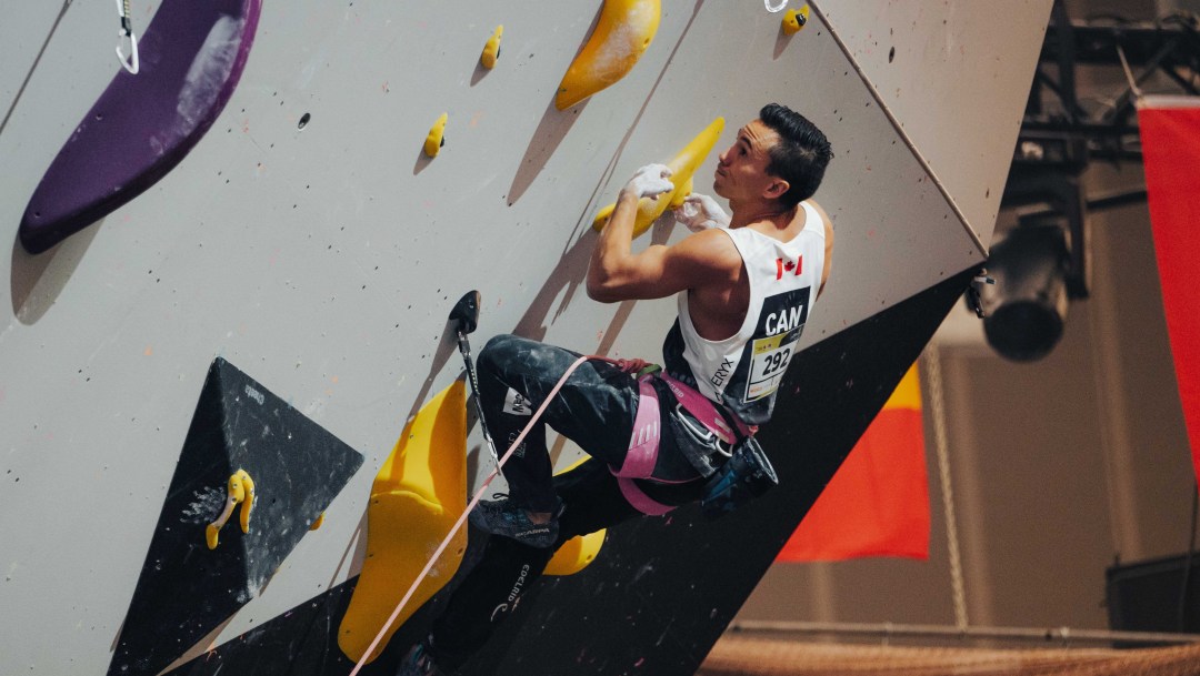 Sean McColl grimpe un mur d'escalade.