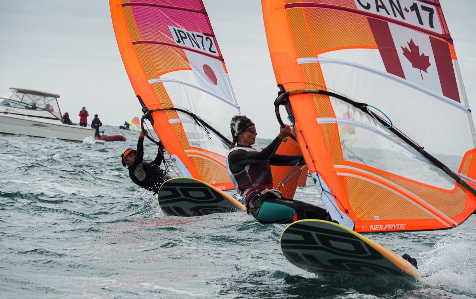 Une athlète durant une course de planche à voile