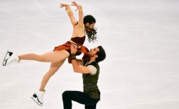 Un couple de danse sur glace en pleine performance.
