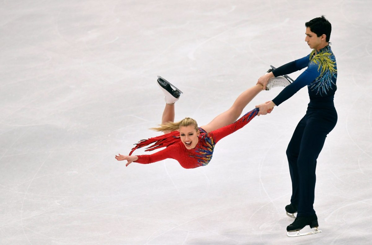 Un couple de danse sur glace en pleine performance.