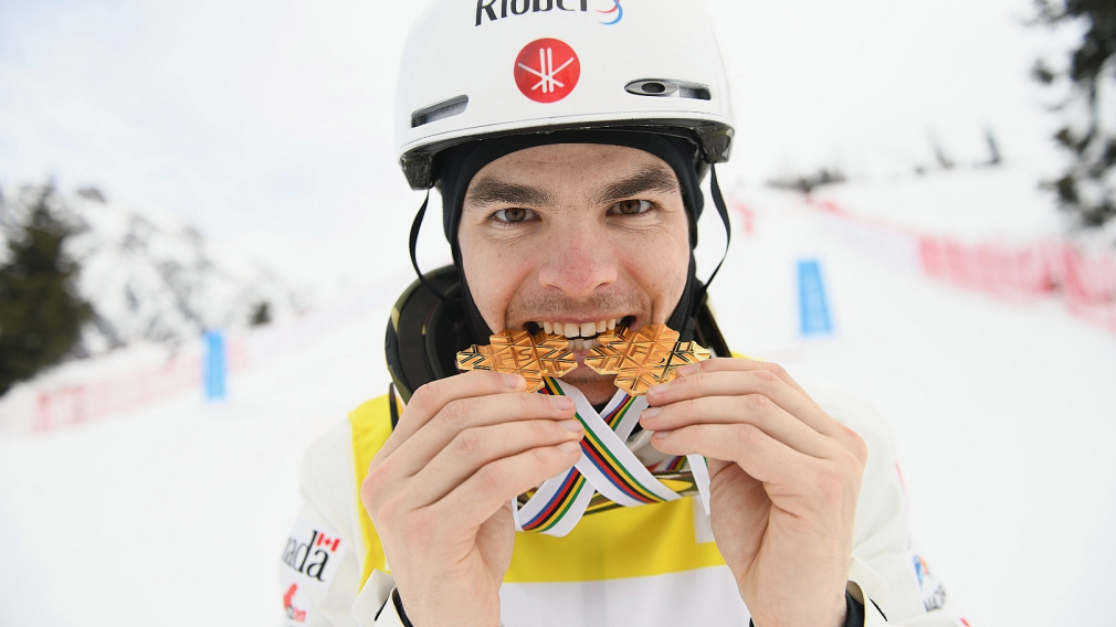 Un skieur croque deux médailles d'or