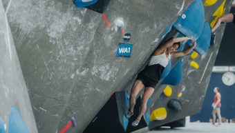 Alannah Yip au bas du mur d'escalade.