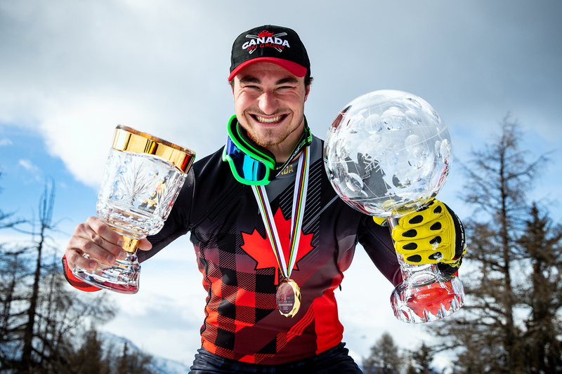 Reece Howden sourit avec le globe de cristal en main.