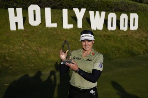 Une golfeuse pose avec son trophé de la LPGA remporté au tournoi LA Open le 25 avril 2021.