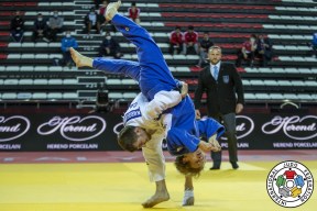 Deux judokas en plein combat.