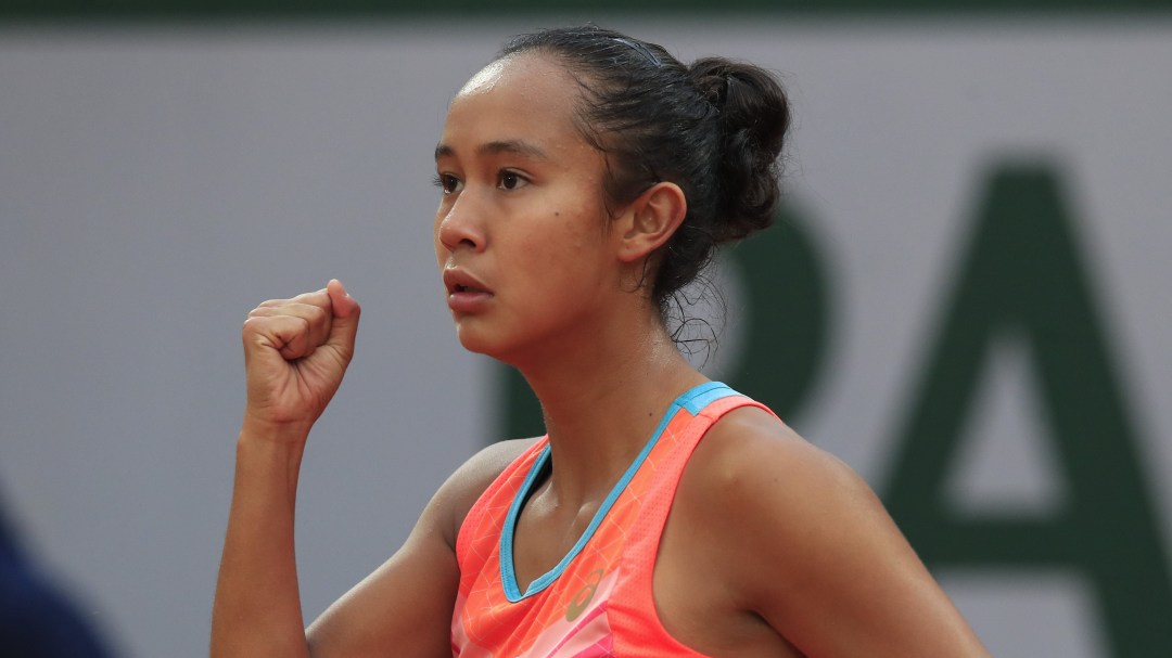 Leylah Annie Fernandez, le poing en l'air, célèbre une victoire