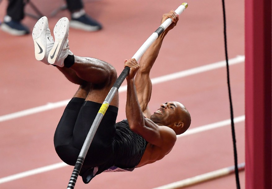 Damian Warner effectue un saut à la perche