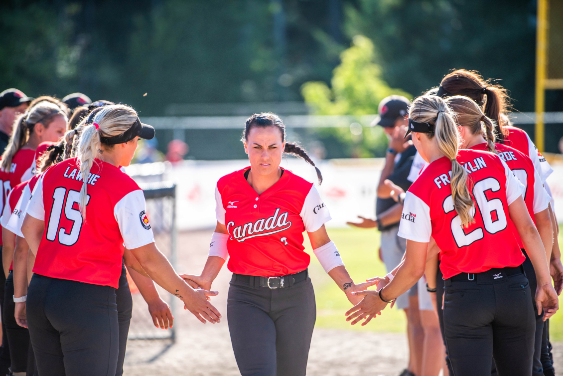 Jennifer Salling, softball, célèbre avec ses coéquipères.