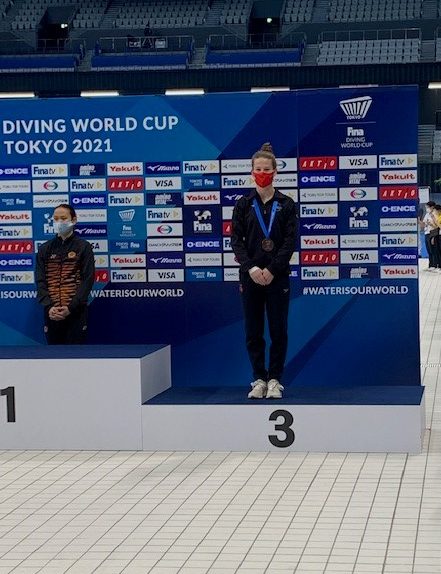 Caeli McKay sur le podium avec sa médaille de bronze. 