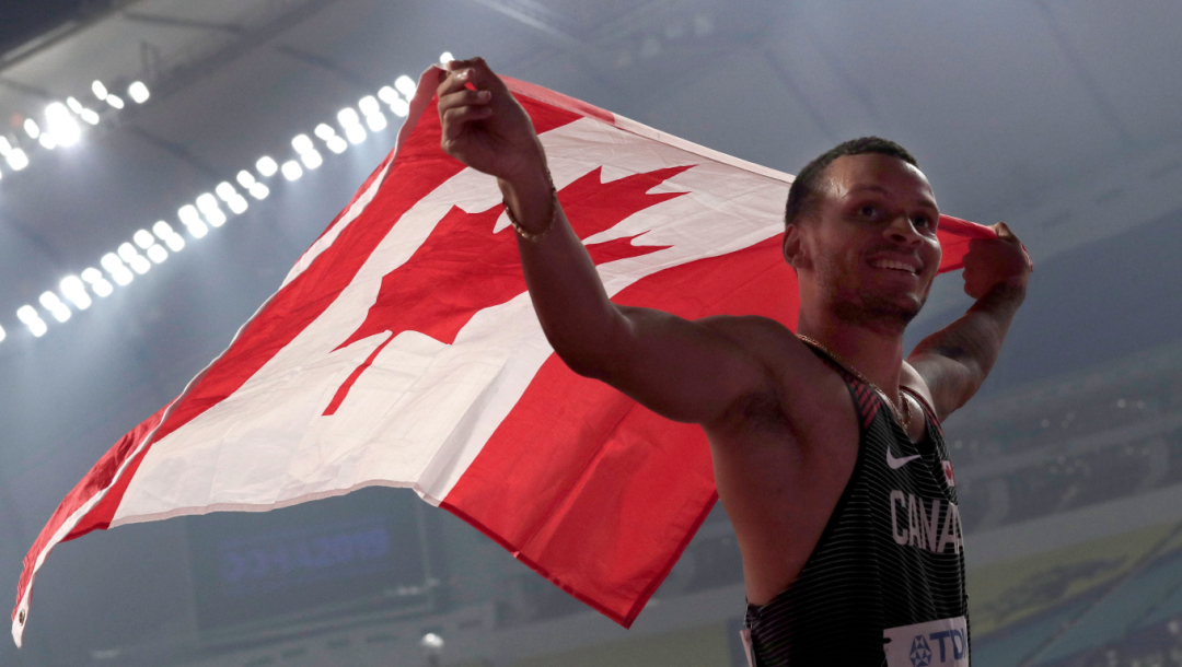 Andre De Grasse avec le drapeau canadien.