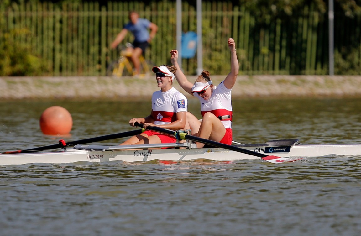 Deux athlètes d'aviron célèbrent la fin de leur course