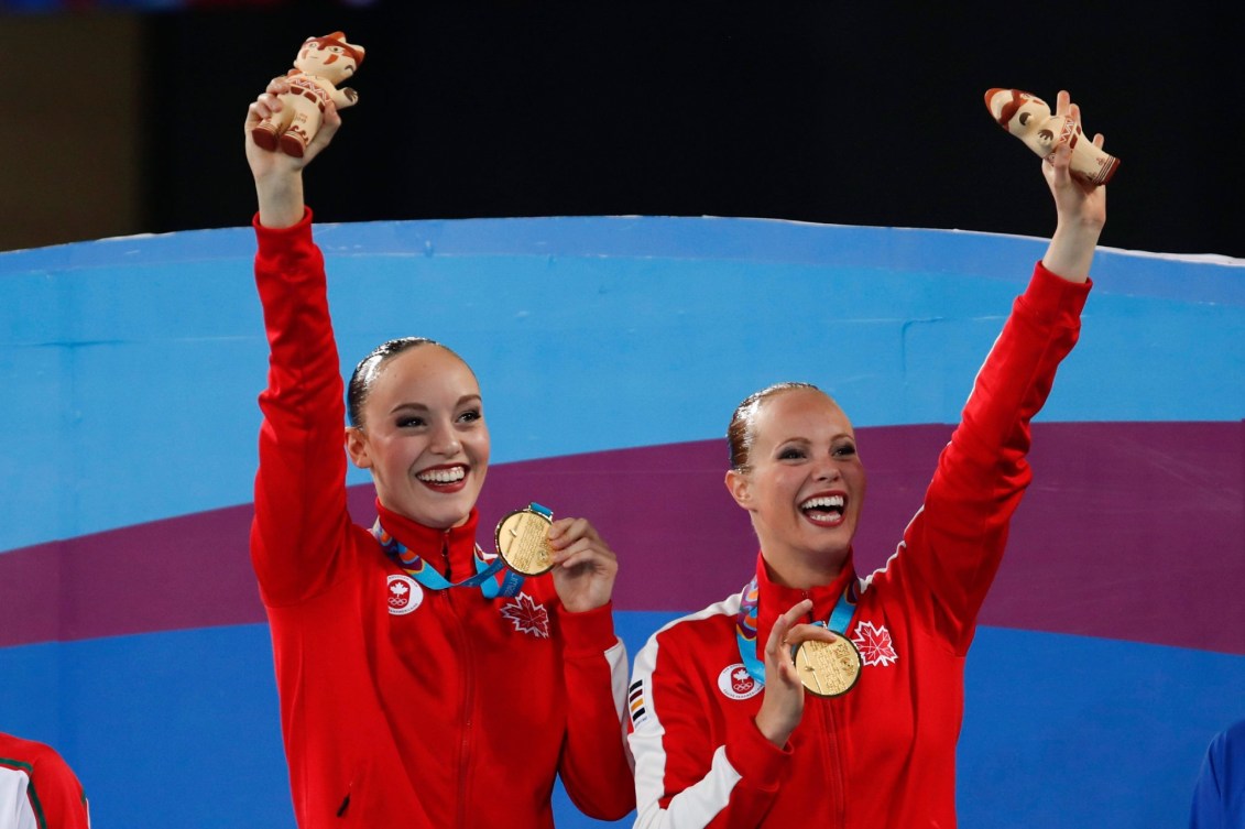 Deux athlètes saluent la foule sur le podium