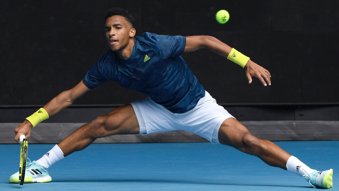 Un joueur de tennis renvoie la balle