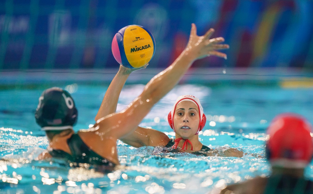 Une joueuse de water-polo s'apprête à lancer le ballon