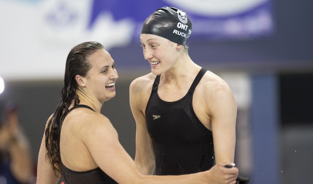 Kylie Masse et Taylor Ruck se félicitent mutuellement après le 100 m dos aux Essais olympiques canadiens