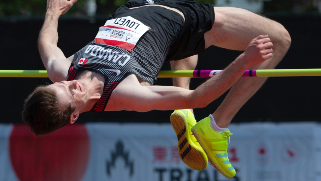 Django Lovett franchit la barre de 2,29 m à l'épreuve du saut en hauteur.