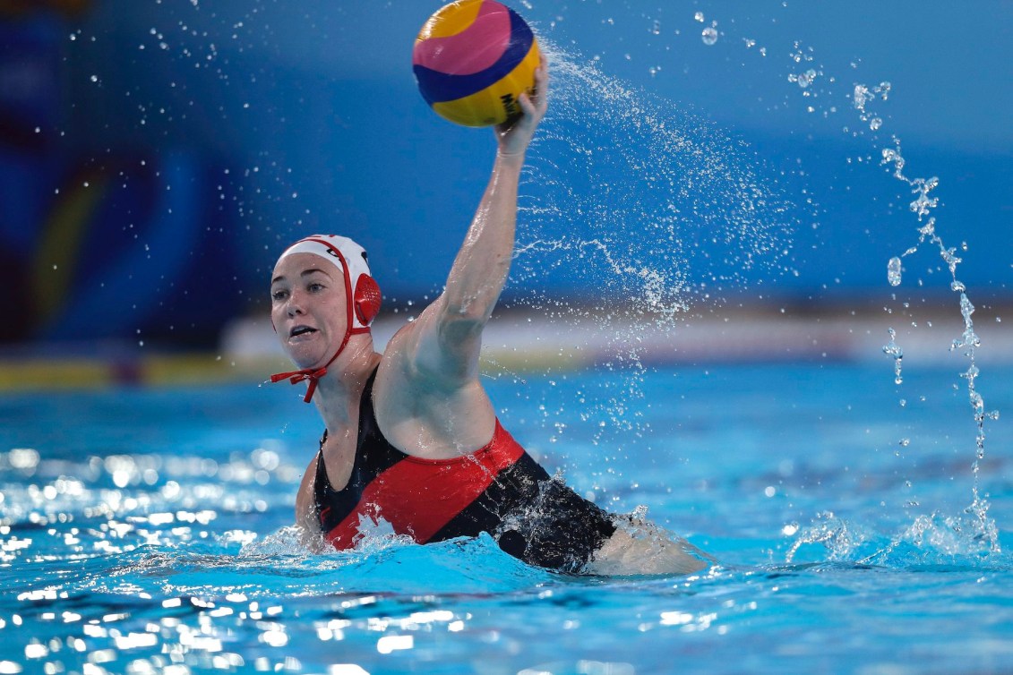 Une joueuse de water-polo en action