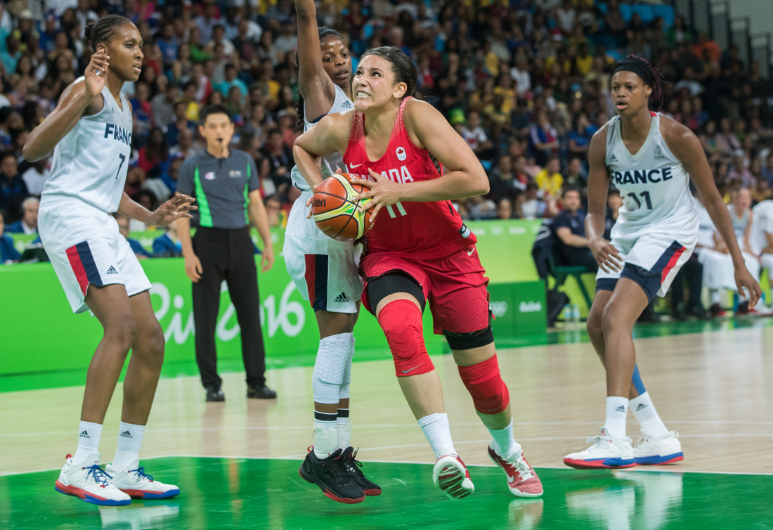 Des joueuses de basketball en action