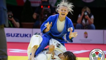 Une judoka réagit face à l'annonce de sa victoire