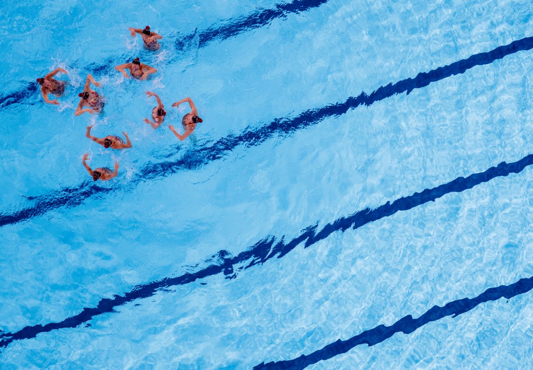 Une équipe de natation artistique en pleine performance