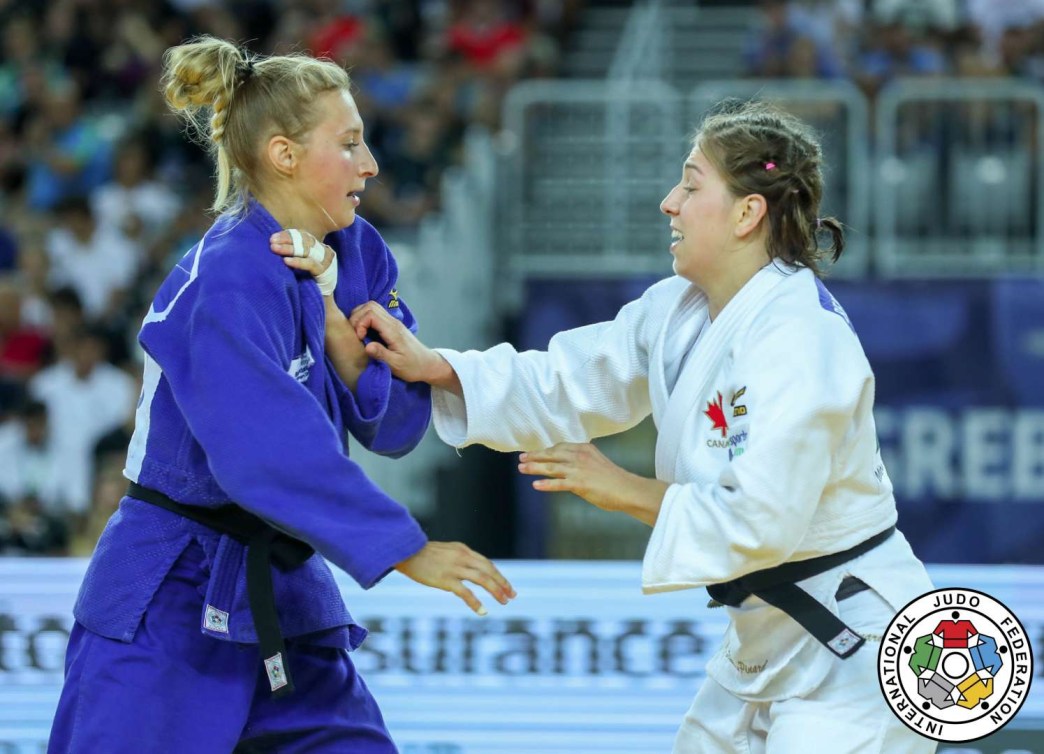 Deux judokas s'affrontent