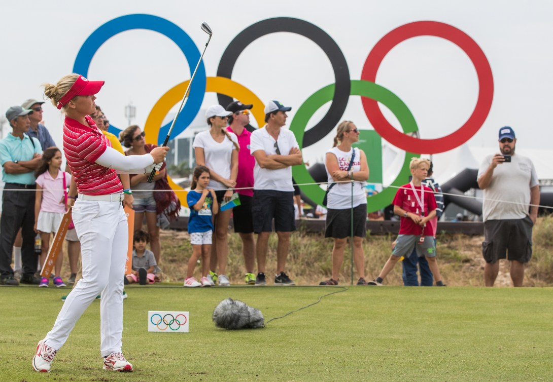 Une golfeuse regarde sa balle filer