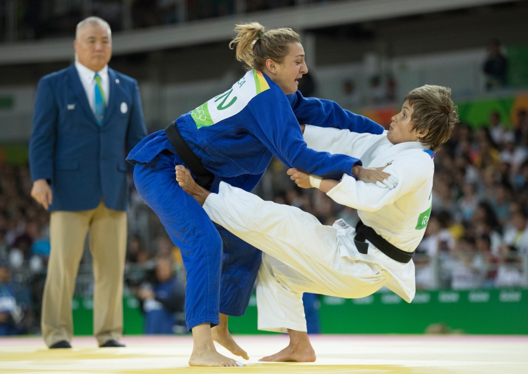 Deux judokas s'affrontent
